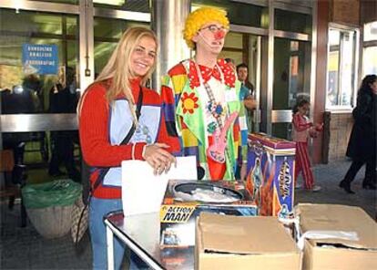 Milene Domingues y el payaso Piruleto, de la ONG Solidarios, en el hospital Doce de Octubre, en Madrid.