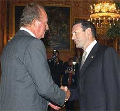 El Rey saluda al <i>lehendakari,</i> Juan José Ibarretxe, en el palacio Real.
