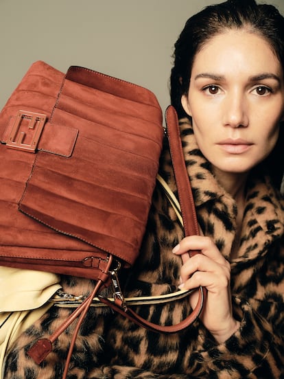 Chaqueta Go To de lana con estampado de leopardo, bolso Mamma Baguette mediano, hecho de ante burdeos plisado, y debajo, Mamma Baguette mediano de ante amarillo sorbete, todo de FENDI.