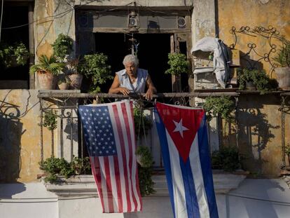 Em 2014, morador de Havana decora sua casa com bandeira dos EUA e de Cuba.