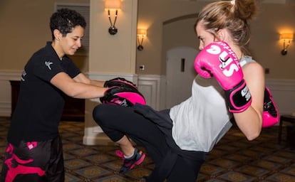 Lina Khalifeh entrenando a la actriz Emma Watson.