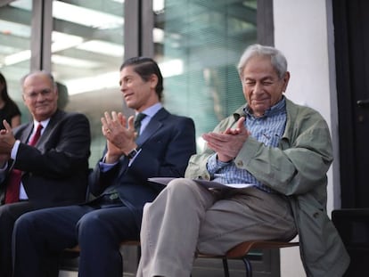 Roberto Freire, Jorge Cabral e Raduan Nassar na entrega do Prêmio Camões.