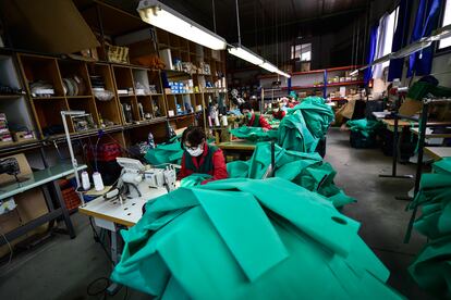 Trabajadores voluntarios fabrican trajes de protección para hospitales en Arnedo, en La Rioja, el 30 de marzo del año pasado.