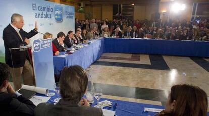 Javier Arenas durante su intervención en la reunión con empresarios de playas en un hotel de Torremolinos.