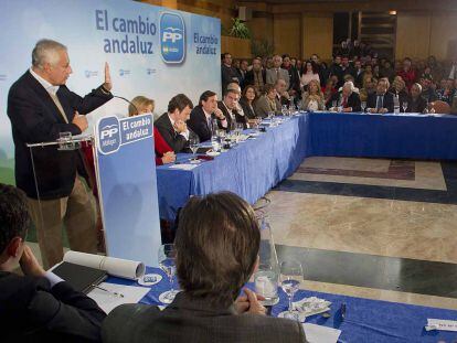 Javier Arenas durante su intervención en la reunión con empresarios de playas en un hotel de Torremolinos.