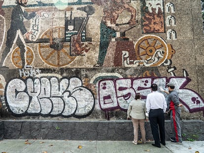 Vecinos observan el daño en el mural de Jorge Best en el Centro SCOP en Ciudad de México.