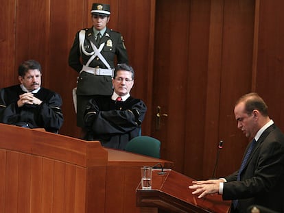 Magistrados de la Corte Suprema de Colombia escuchan al exjefe paramilitar Salvatore Mancuso durante una audiencia en Bogotá, en 2007.