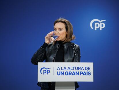 La secretaria general del PP, Cuca Gamarra, en una rueda de prensa, el 27 de diciembre de 2022.