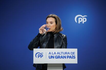 La secretaria general del PP, Cuca Gamarra, en una rueda de prensa, el 27 de diciembre de 2022.