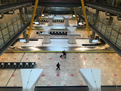 Zona de recogida de equipajes y salida de viajeros de la T-4 del aeropuerto Adolfo Suárez Madrid-Barajas este lunes.