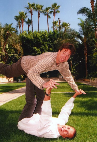 Peter y Bobby Farrelly intentan posar normal durante una foto promocional en 1998, cuando saboreaban el éxito mundial de 'Algo pasa con Mary'.