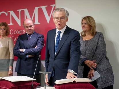 La vicepresidenta de la Comisi&oacute;n Nacional del Mercado de Valores (CNMV), Ana Mar&iacute;a Mart&iacute;nez-Pina, el ministro de Econom&iacute;a, Luis de Guindos, Sebasti&aacute;n Albella, nuevo presidente de la CNMV, y Elvira Rodr&iacute;guez, expresidenta del organismo, ayer en la toma de posesi&oacute;n de los nuevos jefes del supervisor de los mercados.  