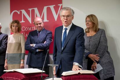 La vicepresidenta de la Comisi&oacute;n Nacional del Mercado de Valores (CNMV), Ana Mar&iacute;a Mart&iacute;nez-Pina, el ministro de Econom&iacute;a, Luis de Guindos, Sebasti&aacute;n Albella, nuevo presidente de la CNMV, y Elvira Rodr&iacute;guez, expresidenta del organismo, ayer en la toma de posesi&oacute;n de los nuevos jefes del supervisor de los mercados.  