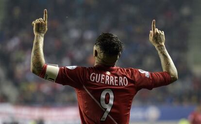 Paolo Guerrero celebra un gol en cuartos ante Bolivia