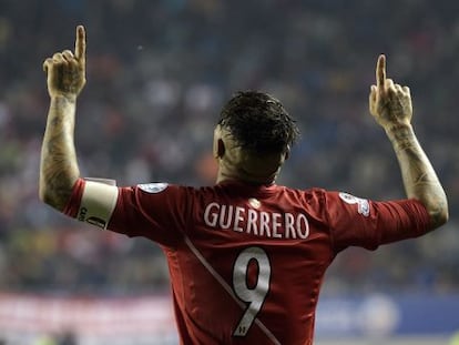 Paolo Guerrero comemora um gol nas quartas de final contra a Bolívia.