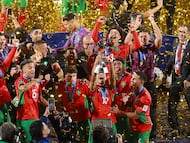 Saad El Haddad alza la copa del mundial SUB-20, en Santiago (Chile), el 19 de octubre.