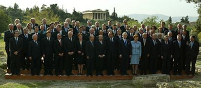 Reunión de familia, el pasado día 16 en Atenas, con presencia de los 15 miembros actuales y los 10 aspirantes a su integración en la Unión Europea.