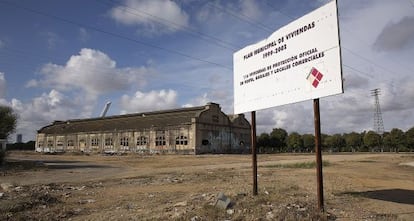 Un cartel anuncia la construcción de viviendas de protección oficial en Sevilla.