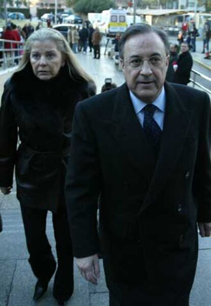 Florentino Pérez y Pitina, su esposa, llegan ayer al hospital La Fe.