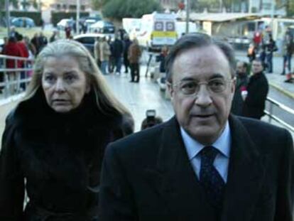 Florentino Pérez y Pitina, su esposa, llegan ayer al hospital La Fe.