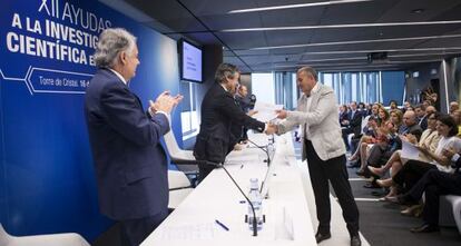 Rub&eacute;n Moreno, secretario de Sanidad y Consumo, entrega el premio a Rafael de la Torre, del Instituto Hospital del Mar, ante el presidente de la Fundaci&oacute;n Mutua Madrile&ntilde;a, Ignacio Garralda.