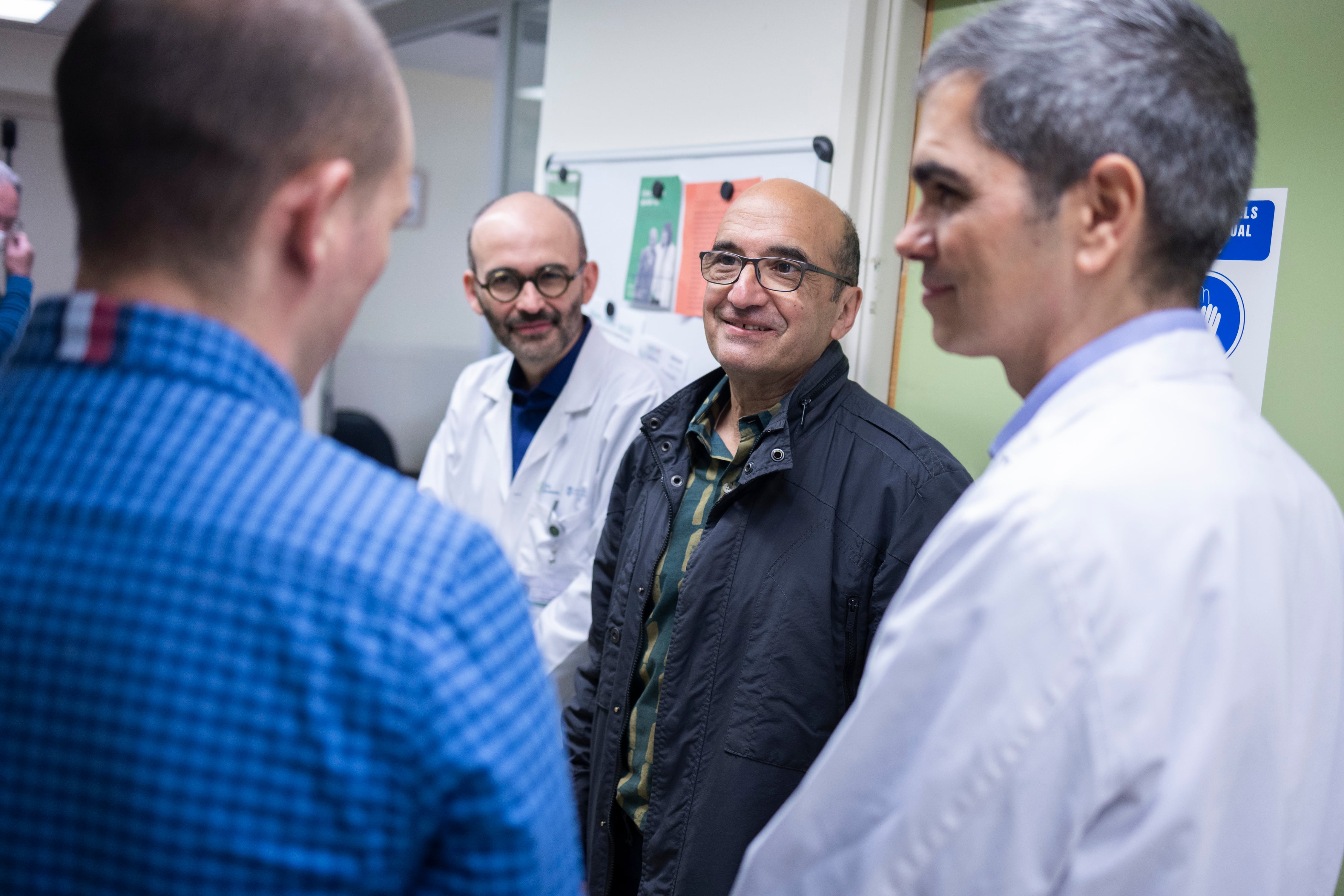 Los pacientes David Zafra (de espaldas) y Juan Carlos del Val (centro), junto a los hematólogos Carlos Fernández de Larrea y Julio Delgado (de espaldas, a la derecha).