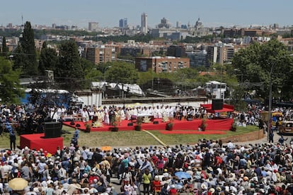 Celebración de la misa al aire libre en honor a San Isidro en la Pradera de Madrid.