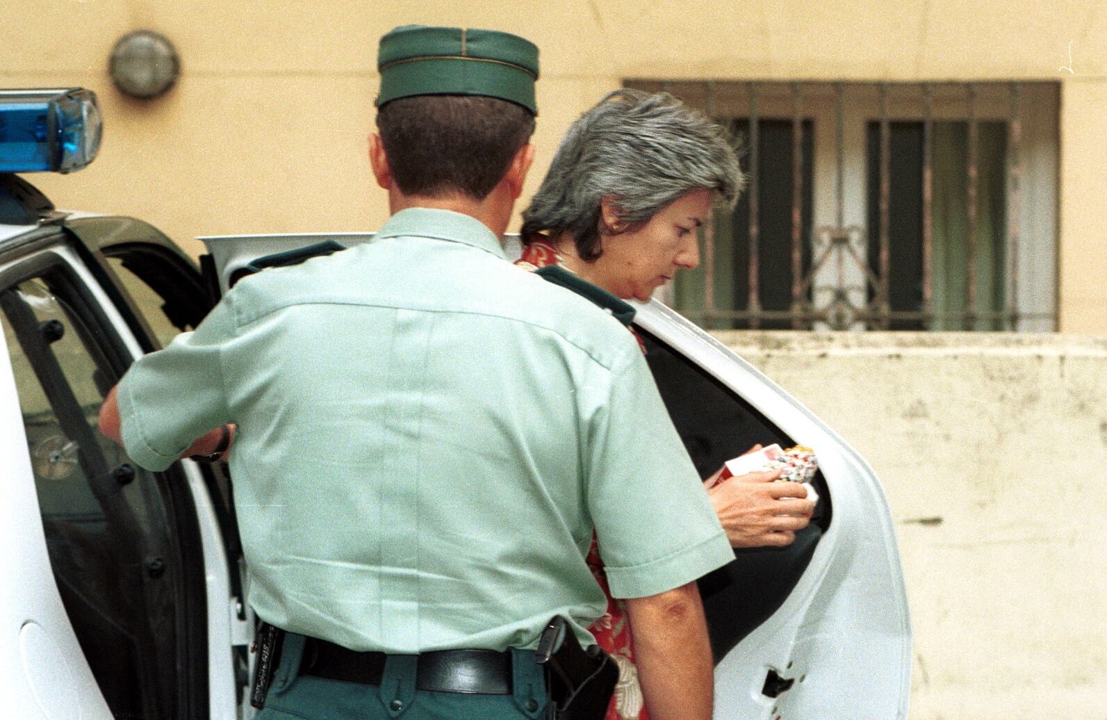 Vázquez sale de un coche de la Guardia Civil, el 19 de septiembre de 2001, después de que un jurado la considerase falsamente culpable del asesinato de Rocío. 