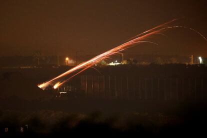 Soldados israelíes disparan gas lacrimógeno durante las protestas nocturnas de los palestinos en la Franja de Gaza.  