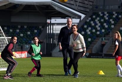 Una de las primeras actividades de los duques de Cambridge a su llegada a Belfast (Irlanda del Norte) este miércoles, fue una visita al Windsor Park, el estadio nacional de fútbol. una vez allí participaron de un entrenamiento con las categorías inferiores y demostraron sus talentos con el balón.