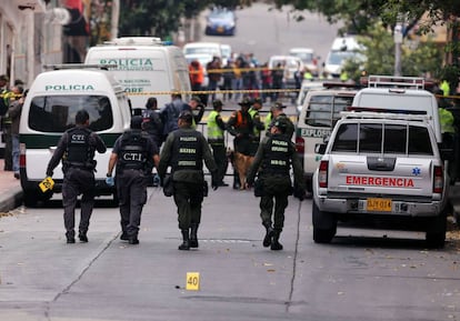 Miembros de la Polic&iacute;a de Colombia examinan el lugar donde se ha registrado una explosi&oacute;n la ma&ntilde;ana del domingo, en Bogot&aacute;.