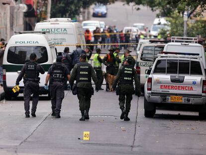 Miembros de la Polic&iacute;a de Colombia examinan el lugar donde se ha registrado una explosi&oacute;n la ma&ntilde;ana del domingo, en Bogot&aacute;.