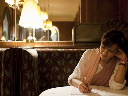La escritora Carla Montero en la mesa de Sigmund Freud en el Caf&eacute; Landtmann, de Viena.