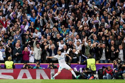 El delantero francés del Real Madrid Karim Benzema celebra su gol, primero del equipo ante el Bayern.