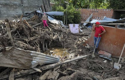 Habitantes de Mocoa sobre las ruinas de una de las decenas de casas destruidas tras la avalancha el pasado 1 de abril.