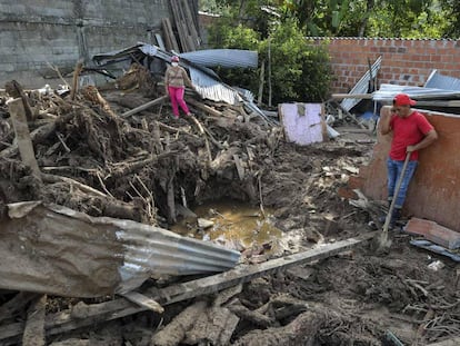 Habitantes de Mocoa sobre las ruinas de una de las decenas de casas destruidas tras la avalancha el pasado 1 de abril.