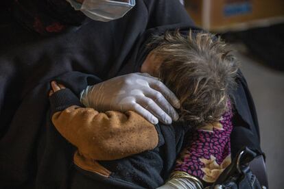 Manal* (nombre ficticio) con su hijo en el espacio seguro para mujeres y niñas en uno de los campos de desplazados del norte de Siria. Dentro hay una habitación destinada a los niños. Allí pueden jugar mientras una trabajadora social pasa el tiempo con ellos y las mujeres asisten a las clases o a las sesiones de apoyo psicosocial.