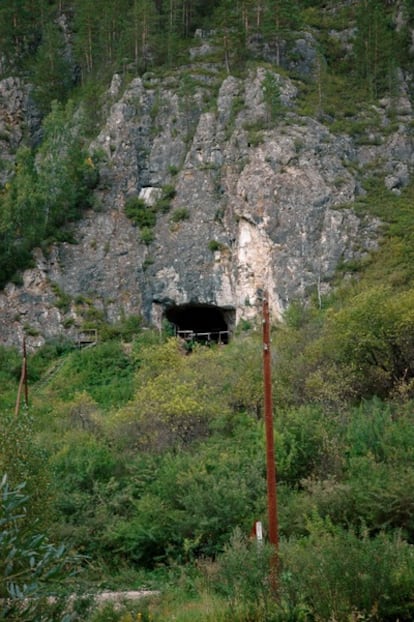 Vista de la cueva Denisova en las montañas Altai de Siberia.