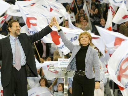 Esperanza Aguirre, en un mitin con Mariano Rajoy durante la campaña de las elecciones autonómicas en la Comunidad de Madrid de octubre de 2003.