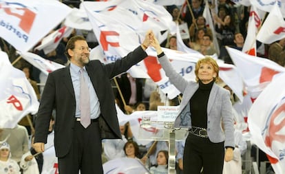 Esperanza Aguirre, en un mitin con Mariano Rajoy durante la campaña de las elecciones autonómicas en la Comunidad de Madrid de octubre de 2003.