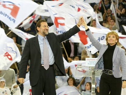Esperanza Aguirre, en un mitin con Mariano Rajoy durante la campaña de las elecciones autonómicas en la Comunidad de Madrid en octubre de 2003.