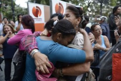 Miles de venezolanos han salido a la calle a llorar la muerte de Hugo Chávez