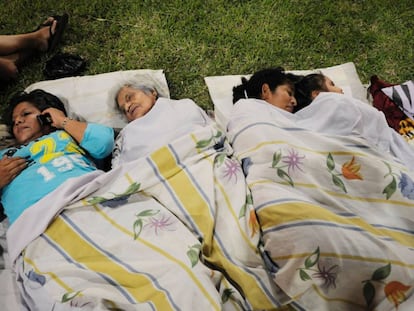 Uma família dorme em um parque em Guayaquil.