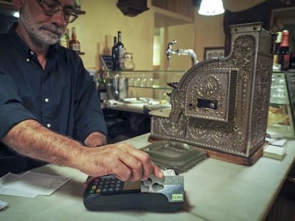 El restaurante Le Bistrot de Girona cobra una cuenta con la moneda social de la zona, el res.