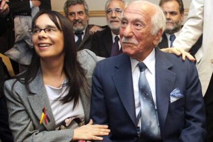 Los demandantes, Inés García Holgado y Darío Rivas, que han presentado la querella en Argentina por los crímenes franquistas