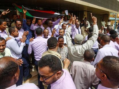 Empleados de la banca sudanesa participan este martes en la huelga de dos días en Jartum.