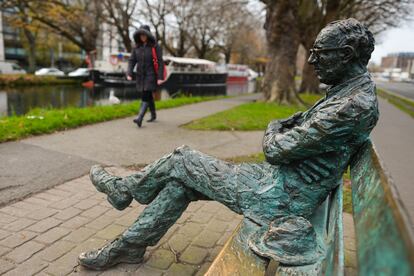 Estatua de bronce del poeta y novelista irlandés Patrick Kavanagh junto al Grand Canal de Dublín.