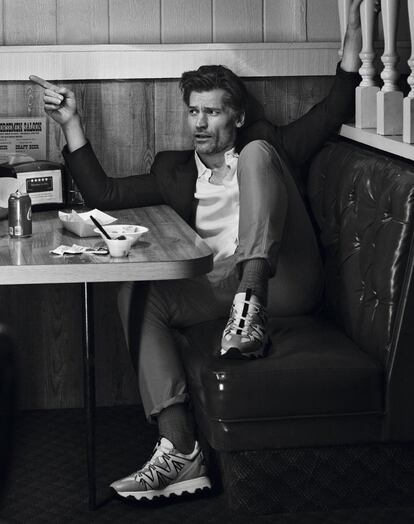 Nikolaj Coster-Waldau, fotografiado en exclusiva para ICON con chaqueta Prada, camisa abierta Sandro, pantalón Moncler 2, zapatillas Lanvin y calcetines de la estilista.