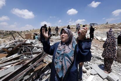 Una mujer palestina se lamenta después de que las fuerzas israelíes hayan destruido, este lunes, su casa en Yatta, ciudad de Cisjordania ocupada por Israel. El ejército israelí destruye las casas de aquellos palestinos que no tienen los permisos necesarios para su construcción o infraestructuras en el Área C de la Cisjordania ocupada.  