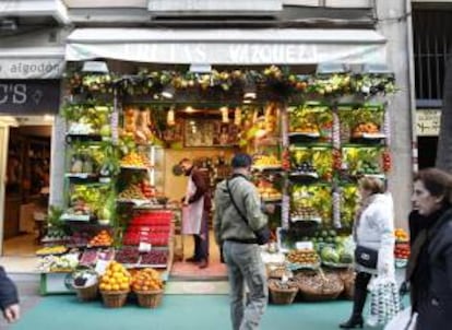 Escaparate de la fruteria "Frutas Vazquez JR." en la calle Ayala de Madrid, dentro de la conocida como "milla de oro" de la Capital. EFE/Archivo